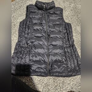 A black 32-degree heat size medium vest